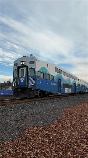 Sounder Passenger Train Leaves Kent, WA W/ Old Cab Car #shorts #kent #seattle #railroad #rail
