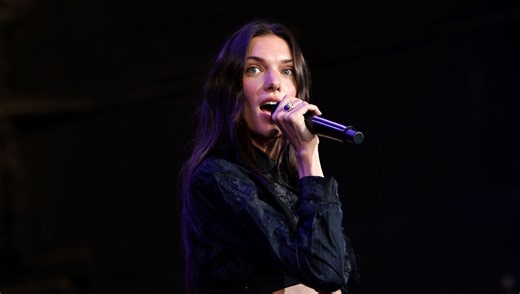 Gims, Charlotte Cardin, Bruno Mars : découvrez le classement des 10 chansons les plus écoutées en France en 2025 - ICI