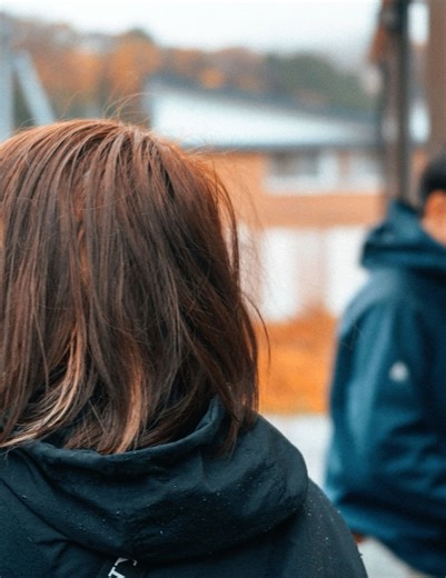 横手城下語り部 on Instagram: "【ゲスト速報】江口のりこ さん 2/8(日) 11:50〜 映画『山内三又』（&秋田公立美術大学学生短編作品併映）にゲスト来場予定！ ダブル主演となる 渋川清彦 さん & 江口のりこ さん 出演の 土谷久男 さん、山﨑樹一郎 監督 、撮影 俵謙太さん が現時点での予定ゲストとなります。 --------------------------------- 山内三又 2026年／ 8mm（DCP）／カラー／日本／ 30分 ©2026 映画『山内三又』製作委員会 監督･脚本･編集／山﨑樹一郎 企画･プロデュース／山﨑樹一郎、簗瀬亮朋、光岡康寛 撮影･照明／俵謙太 録音／五三和、伊藤由衣 衣装／田口慧 ヘアメイク／鈴木貢実 撮影助手／田島陽、たむらみき 衣装助手･ヘアメイク助手／根来日由吏 製作／映画『山内三又』製作委員会 出演／渋川清彦、江口のりこ、杉田雷麟、土谷久男 秋田県内陸部山内三又地域の秋、紅葉̶̶。 子育てを終え、特産いぶり大根の作り手として新たな人生を歩む 女。山を越え川を横切りヤブを抜け、歩きつづけてやってきた男。 初老の男が政治を