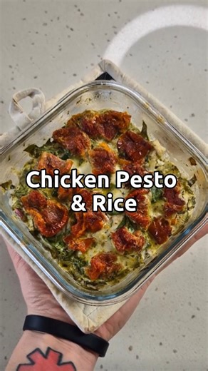 Jesse George Stathakis on Instagram: "Ingredients 👇 150 g raw chicken breast (5.3 oz) 50 g white rice (raw weight) (1.8 oz) 15 g pesto (0.5 oz / ~1 tbsp) 60 g low-fat Greek yoghurt (2.1 oz) 3 sun-dried tomato hearts, chopped (Use paper towel to remove oil) Handful shredded spinach ½ small red onion 100 ml chicken stock (2.7 fl oz) + Salt & Pepper Cook for 50 minutes @ 180°C / 360°F (Fan forced) Bowl size is 720ml 15.9cm x 15.9cm Calories / Macros 👇 528 calories 55 g carbs 10 g fat 52 g protein