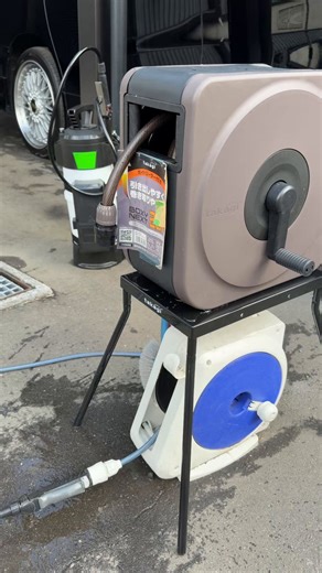 takagiのホースリールBOXY NEXTが最強の洗車ホースリールかもしれない🤔置き台(別売り)があるから屈まないで巻き取れるしスムーズに動くからホースを引き出すときにひっくり返ったりもしない使い終わったブラシも干せる👍某監修のも試しましたがものが違うと店員さんも言ってました😃#takagi