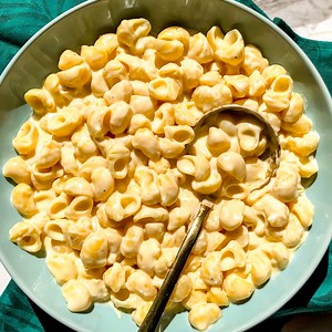 Classic White Cheddar Mac and Cheese - Grilled Cheese Social