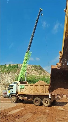 alat berat crane, seperti joran pancing telescopic raksasa.