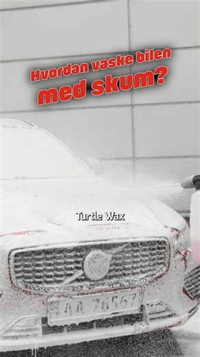 Turtle Wax Snow Foam er en pH-balansert skumsåpe som gir tykk og effektiv rengjøring. Den kapsler inn møkk og smuss, slik at du kan spyle av uten mye berøring. Med frisk bubble gum-duft, glans og vannavvisende effekt gjør den neste vask enklere. En perfekt vedlikeholdsrutine for bilen din. #turtlewax #turtlewaxnorge #bilpleie #bilvask #bilvasktips #skumvask #turtlewaxsnowfoam | Turtle Wax - Norway