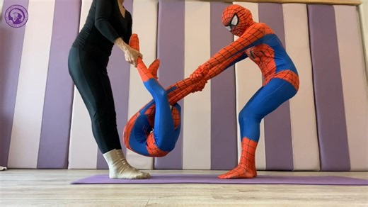 蜘蛛女侠被悬空拉无缝折叠