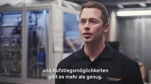 #TeamTechnik 👩‍🔧🧑‍🔧 Fabian ist nach seiner Ausbildung bei der @lhtechnik in der Abteilung für sanitäre Flugzeug-Komponenten eingestiegen. In der Abteilung werden die Toiletten eines Flugzeugs und deren Kleinteile bearbeitet. Fabians Arbeit umfasst darüber hinaus auch dispositive Arbeit – auch das Kontakthalten zu Kunden aus aller Welt gehört zu seinen Aufgaben. 🌎 Wenn du mehr Einblicke bekommen möchtest, sieh dir an, was Fabian über seinen Job berichtet. Team Technik wartet auf dich! 🙌🏽💙