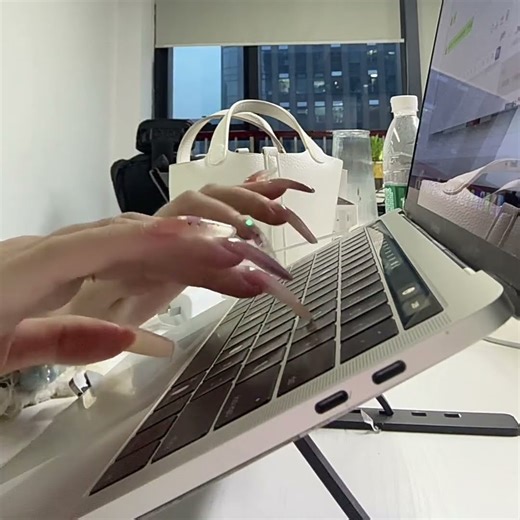 6248:Elegant office worker in China types smoothly with oversized press-on nails