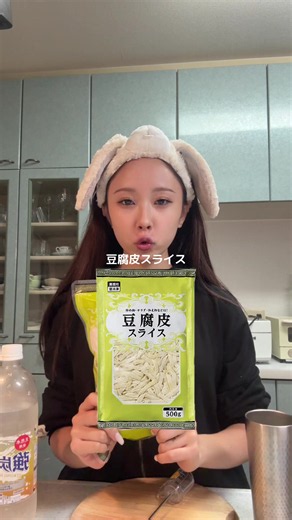 業スーの豆腐皮でヘルシーレシピ🫘エアフライヤーでチップス風ときゅうりでピリ辛サラダ🥒♡他にもおすすめアレンジあれば教えてください🦻💕 【ピリ辛サラダレシピ】 ・材料 豆腐皮 きゅうり (調味料) 醤油 大さじ2 カンタン酢 大さじ2 甘味料 大さじ1 ごま油 大さじ2分の1 鶏ガラ 小さじ1 コチュジャン 小さじ2分の1〜1 にんにく 適当 ラー油 適当 ごま 韓国海苔 【カリカリチップス】 ごま油,オリーブオイル系 塩胡椒、ガーリックソルトなどのシーズニング (ルナはエアフライヤーでしたけど、レンチンでもできるらしい🐰) #豆腐皮スライス #豆腐レシピ #おつまみレシピ #ダイエットレシピ #ヘルシーレシピ