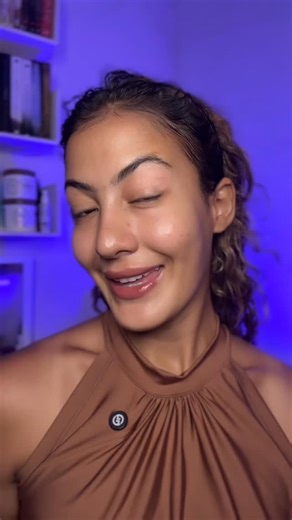 Camila Araujo on Instagram: "🧪 Triplo retinol em uma base?! 😱 O Boticário prometeu colágeno, firmeza e pele radiante em até 2 semanas — mas será que entrega tudo isso já na primeira aplicação? 👀 Testei a nova Make B. Retinol³ H+, que promete unir make e skincare num só passo: cobertura média, acabamento natural e FPS 80 💥 ✨ Primeiras impressões: textura leve, glow bonito e nada de marcar as linhas! 👉 Agora me conta: você prefere base com tratamento ou cobertura total sem skincare? Comenta a