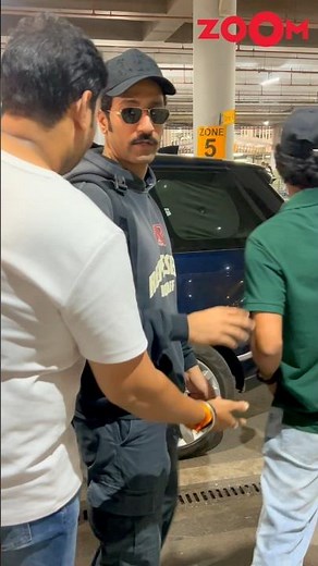 Vicky Kaushal clicks selfie with a fan before sitting inside his car #shorts #vickykaushal