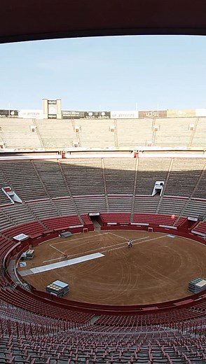 Montaje de Intocable en La México en 1 minuto ⏳🎺Así fue como se preparó el escenario en el ruedo de la plaza de toros más grande del mundo para un concierto monumental 🏟#intocableenlaplazamexico | La Plaza Mexico
