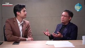 Strategy Approach แนวทางการวางกลยุทธ์ที่เหมาะกับคุณที่สุดทำอย่างไร . เมื่อความสำคัญของกลยุทธ์เพิ่มขึ้นอย่างทวีคูณในช่วงวิกฤต ตอนแรกของซีรีส์ Strategy Clinic ชวนคุณมองกลับไปที่ก้าวแรกของการวางกลยุทธ์ วาดตาราง 2x2 เพื่อหารูปแบบกลยุทธ์ที่เหมาะสมกับองค์กรของคุณ . เคน นครินทร์ คุยกับ ดร.ธนัย ชรินทร์สาร ที่ปรึกษาและวิทยากรด้านกลยุทธ์ ผู้มีประสบการณ์กว่า 20 ปี เจ้าของ Facebook Group Strategy Essential - แก่นกลยุทธ์ . . พิเศษสำหรับแฟนรายการ The Secret Sauce ที่สนใจร่วมงาน Strategy Essential Summit 2020 