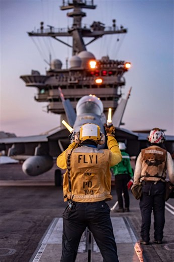 98K views · 2.6K reactions | Teamwork makes the dream work 欄 Watch how aircraft directors and catapult crew work together to line up an F/A-18 prior to launch! #FlightDeckLife #USNavy #MilitaryReels #NavalAviation #AviationBoatswainsMate #AircraftCarrier | Flight Deck Life | Facebook