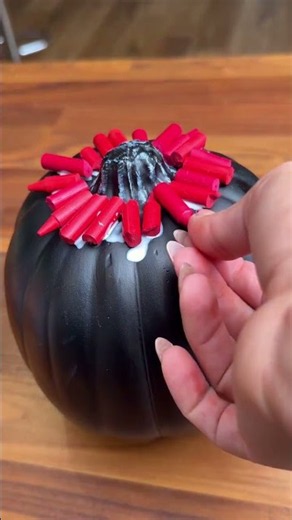 This DIY pumpkin crayon craft is perfect for Halloween 🎃