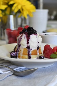 ✨Mini almond butter cakes✨Served warm with a scoop of creamy ice cream and a drizzle of warm berry compote. 😍❤️What makes this dessert irresistible? The perfect blend of buttery cake, warm berry sauce, and rich, melt-in-your-mouth ice cream. It’s a pure tilt-your-head-back-in-delight moment! 😋recipe in comments and in my profile #ButterCake #Alamode #IceCream #Recipe #EasyRecipe #DessertRecipehttps://www.cookingwithmanuela.com/2024/08/mini-butter-cakes-with-vanilla-bean-ice.html | Cooking with