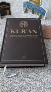 Kur'an s latiničnom transkripcijom i prijevodom na bosanski jezik Besima Korkuta! Uključuje: - arapski tekst, - prijevod na bosanski jezik, Besim Korkut, - transkripciju na latinicu, - QR kod za lakše praćenje učača na Youtube-u. Iskoristite sniženje i naručite svoj primjerak porukom po cijeni od 35,00 KM poštarina. | Bookhana