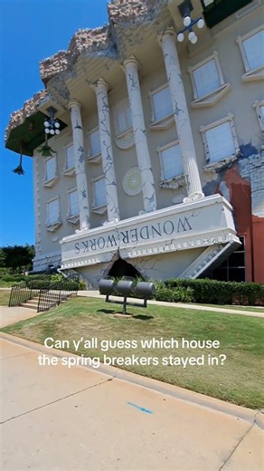What happens on #springbreak stays on spring break… 😳 #flipped #upsidedownhouse #panamacitybeach #fl