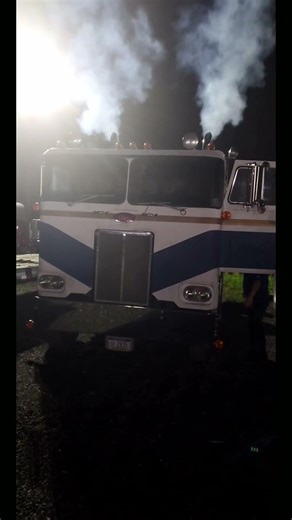 Cold start on a cabover Pete with a Cummins 🔥 smoky and loud #shorts