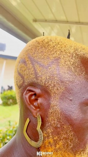 Shatta Wale made it rain cash in Berekum as he splashed plenty cash on fans that came to welcome him from Sunyani Airport to the Berekum township for his concert last night 🔥🤞 Things we love to see… sharing with the street ❤️ #ShattaMusic #TakeAm #KillaJiMi #MinaminoSin | Shatta Movement International