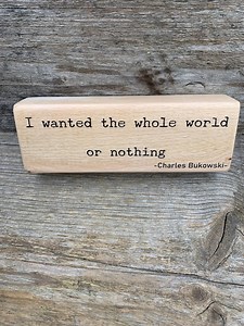 Citation Charles Bukowski avec étagère en bois de hêtre : décoration de bureau