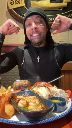 Come eat the admiral’s feast with me #mrstretch19 #lobster #crablegs | lobster