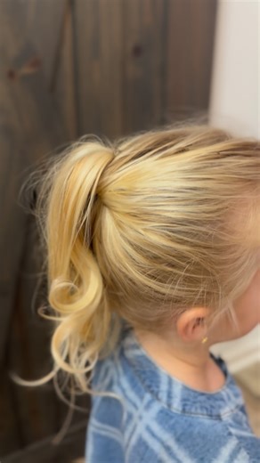 Shelby Abel on Instagram: "Sure, you could just secure a regular ponytail or you could grab a topsy tail tool & make this ponytail upside down and stunning 😍 Follow me for more easy hairstyle ideas & all things holiday magic 🎄🫶🥰 #Hairstyles #viralhair #girlmom"