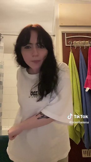 niamh (@niamhelena)’s videos with Willy Bum Bum - ALIEN REd WOLf