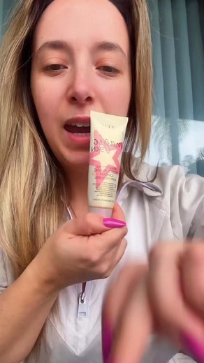 🎀 Magic Skine CC Eveline 🎀 EM MEGA PREÇO 🎀 Descrição Geral Creme hidratante anti-vermelhidão, ideal para peles secas e sensíveis. Esta fórmula inovadora protege a pele contra o envelhecimento prematuro e a poluição, uniformiza o tom de pele, minimiza as imperfeições através do complexo de aperfeiçoamento INSTA MAGIC, ilumina a pele e hidrata profundamente durante 24h, reduz a descoloração e a visibilidade dos poros dilatados, oculta a vermelhidão e suaviza as pequenas rugas. Para uma aparênci