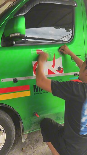 Pasang sticker cutting striping mobil..👍. #stickers #sticker #edukasi #educations #tutorials #tutorial #stickercutting #cuttingstickermobil #cuttingsticker | Icank Bintang Sticker