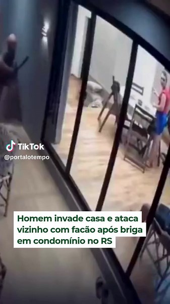 ATAQUE COM FACÃO – Um homem de 54 anos foi preso em flagrante após invadir a casa de um vizinho armado com um facão em Novo Hamburgo, no Rio Grande do Sul. O crime, registrado por câmeras de segurança na noite dessa segunda-feira (8), teria sido motivado por uma desavença envolvendo a construção de uma cerca para delimitar os terrenos no condomínio. Nas imagens, é possível ver o suspeito quebrando a porta de vidro da residência e perseguindo o morador, enquanto uma mulher e uma criança fogem do 