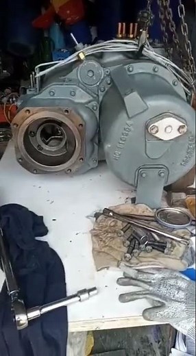 CAMBIO DE RODAMIENTOS A COMPRESOR TORNILLO,#aireacondicionado #hvacservice #chillers #hvac
