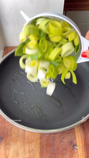 Butter Bean & Leek Gratin (recipe from My Family Meals 📕) . . . INGREDIENTS: 2 leeks sliced 1 tin drained butter beans 3 tbsp plain flour 1 cup any milk 1 handful of grated cheddar . METHOD: Turn the oven to 180 degrees C fan. Add the leeks to frying pan with a little oil on a medium heat and fry until starting to colour. Then add the flour and stir until combined. Then add the milk and stir to absorb all the flour and allow the sauce to thicken for a minute. Turn off the heat and add the butte