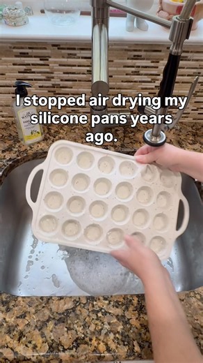 The easiest way to dry silicone pans #baking #bakingtip #cupcakes #buttercream #cake #pastry #butter