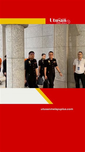 Rasuah e-waste. Perintah reman dikeluarkan Majistret Ezrene Zakariah di Mahkamah Majistret Putrajaya selepas permohonan dibuat oleh SPRM pagi tadi. Turut direman tujuh hari ialah Penolong Pegawai JAS manakala seorang lagi individu direman tiga hari. Video Amirul Fahmi | UM | Utusan Melayu Plus