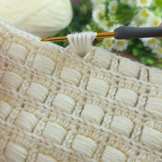 Gözde nur bayraktar ☘ on Instagram: "Super Easy 3D Crochet Pattern Tutorial | Step-by-Step for Beginners #crochet #knitting"