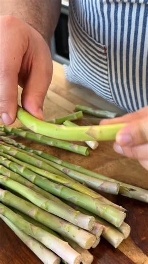 In this garlic-Parmesan-crusted asparagus recipe, we combine Parmesan cheese, whole-wheat panko breadcrumbs and walnuts for a crispy topping that’s baked over asparagus. Ingredients ⁃ 3 tablespoons extra-virgin olive oil ⁃ 2 cloves garlic, minced ⁃ ½ teaspoon ground pepper ⁃ ¼ teaspoon salt ⁃ 1 ½ pounds fresh asparagus, trimmed ⁃ ½ cup finely grated Parmesan cheese ⁃ 3 tablespoons whole-wheat panko breadcrumbs ⁃ 3 tablespoons chopped walnuts Directions 1. Preheat oven to 425 degrees F. Line a la