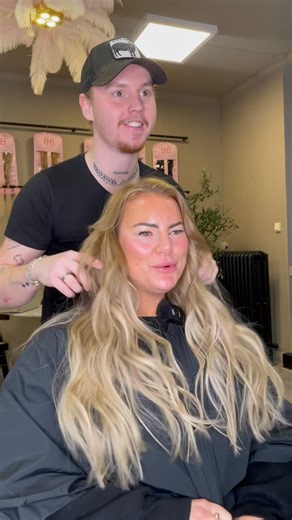 Hello Bombshell ® Hair Extensions on Instagram: "CREAMY BLONDE Hair Makeover🍨✨ Med färgerna: Edge NYC, Cotton Candy, Hairlicious & Comeback Queen 6 paket i längd 50 cm☁️ så drömmigt resultat! Vad tycker ni?✨ Frisör: @hellobombshell.anton #hellobombshell #blonde #creamyblonde #hairextention #hairinspo"