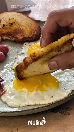 Desayuno o merienda americana en Molina: huevos, salchichas y bacon bien dorado, pan tostado con oliva y orégano, panqueque con frutos rojos y una infusión a elección. Todo lo que te gusta, en un solo lugar. Te esperamos en Molina, Av. Fernando Pedro Riera 122, Bellavista.