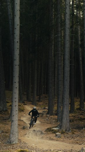 The UNPLUGGED: Enduro vibes at their peak! Made for hardcore racers and park junkies, this beast's carbon build calls for riders who aren't afraid to push limits, whether tearing up trails or sending it sky-high! Get to know the bike: https://bit.ly/3xPesob #BoldCycles #RedefineTheRules #BoldUnplugged #GearedForSpeed | Bold Cycles