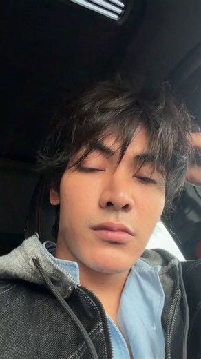 毎回驚くんだけど、タイ俳優って自分で運転して現場行くんだね？これだけ忙しいんだから、専属の運転手付けても良いんじゃないかと思うんだけど。タイでは専属の運転手は付けないものなの？
