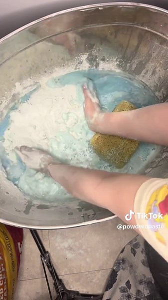 Powderplay 0:00 to 1:41 pours 1:42 to 2:02 squeezes 2:03 to 3:27 save 3:28 to 3:48 rinse 3:49 to 4:19 if you check out my show case it would help a lot 🥹 #Tatcha #spongesqueezingasmr #spongesqueezing #comet #cometpowder #cometoverload #powderplayasmr #cleaning #powderplay #cleaningtiktok #powdernpaste #ajaxoverload #fabuloso