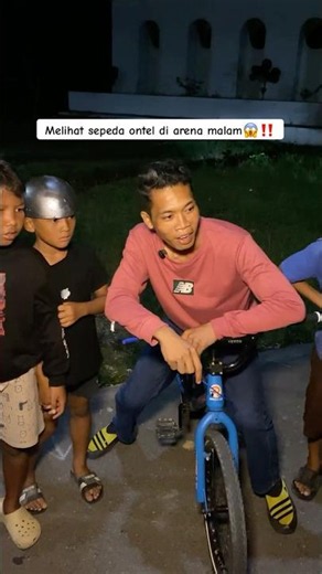 Lihat sepeda ontel di arena malam😱#minivlog #bolang #petualagan #villagekidslife #survival #bermain
