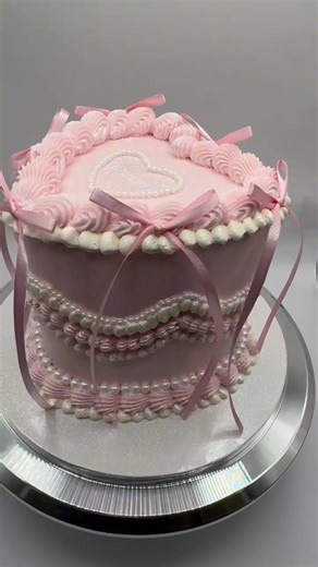 pretty in pink🎀 tag a pretty princess in who deserves a gorgeous vintage cake 👑😌 #vinatgecake #prettyinpink #customcakesatlanta #pinkcake #princesscake