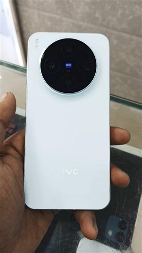 The Vivo X300 12GB/256GB in black is a powerful smartphone designed for users who value speed,