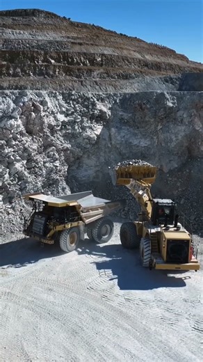 🔥🚧 Massive CAT 992K Wheel Loader Extreme Loading 🚜💥