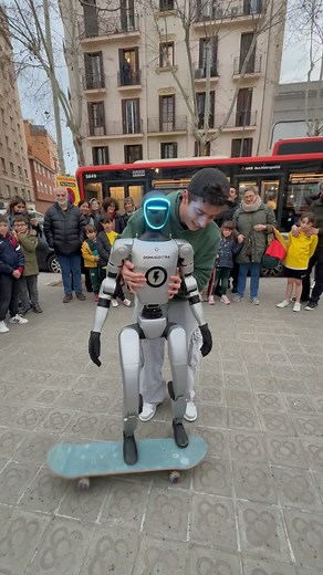 Jordan Zapa 👟👟 on Instagram: "Domobot “do a KickFlip” El primer robot skater! #skateboarding"