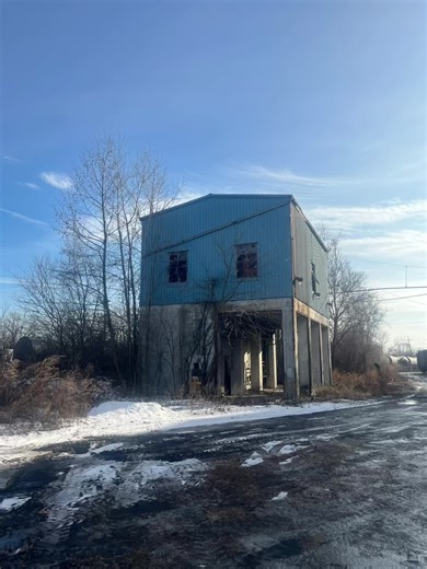 Abandoned factory in Illinois. Left to be forgotten rotting away.#abandoned #urbanexplorer #factory #forgotten #urbex