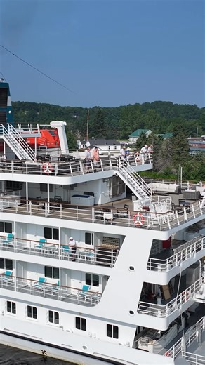When exploring the Great Lakes, discover the Midland Harbor &the 30,000 Islands. With speeds of up to 38mph, cruise Midland Harbor and the 30,000 Islands region aboard the Tobermory Flash, an all-aluminum, open-air speedboat. Along the way, the captain's live commentary will include points of interest, historic facts, and legends about the region. This speedboat allows you to take in all the scenic highlights, including views of Beausoleil Island, Bone Island, Honey Harbor, and more. Learn more 