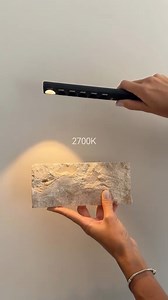 Huruf “K” pada angka seperti 2700K adalah singkatan dari Kelvin, yaitu satuan internasional untuk mengukur suhu termodinamis, termasuk suhu warna cahaya. Kelvin adalah satuan suhu dalam sistem SI Dalam konteks lampu, Kelvin digunakan untuk menggambarkan warna cahaya (bukan panas lampu secara fisik). Semakin rendah nilai Kelvin, cahaya terlihat lebih kuning/hangat. Semakin tinggi nilai Kelvin, cahaya terlihat lebih putih atau kebiruan/dingin.Contoh: 1000K – 2000K: Sangat kuning, seperti nyala lil