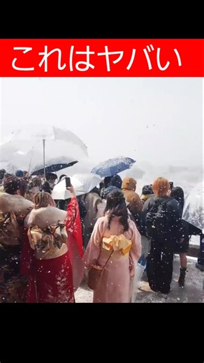 Tourists stunned by Kiyomizu-dera in the snow